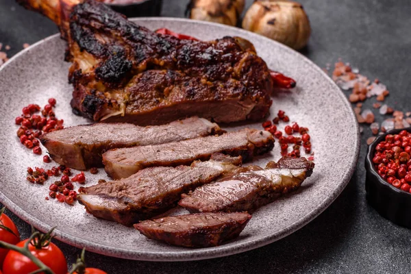 Kızarmış kemik eti, dana baltası bifteği, sulu ızgara et. Tomahawk bifteği tasarımın için yemek arka planı olarak kullanılacak..
