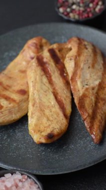 Izgara tavuk ya da hindi göğsü, sağlıklı bir öğle yemeği seçeneği. Tasarımın için ızgara tavuk bifteği.