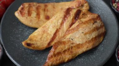 Izgara tavuk ya da hindi göğsü, sağlıklı bir öğle yemeği seçeneği. Tasarımın için ızgara tavuk bifteği.