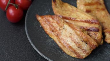 Izgara tavuk ya da hindi göğsü, sağlıklı bir öğle yemeği seçeneği. Tasarımın için ızgara tavuk bifteği.