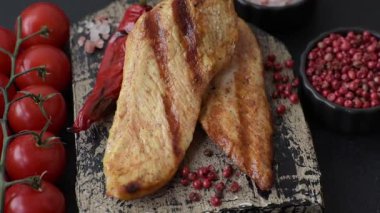 Izgara tavuk ya da hindi göğsü, sağlıklı bir öğle yemeği seçeneği. Tasarımın için ızgara tavuk bifteği.