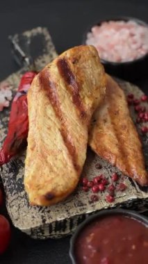 Izgara tavuk ya da hindi göğsü, sağlıklı bir öğle yemeği seçeneği. Tasarımın için ızgara tavuk bifteği.