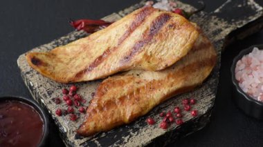 Izgara tavuk ya da hindi göğsü, sağlıklı bir öğle yemeği seçeneği. Tasarımın için ızgara tavuk bifteği.