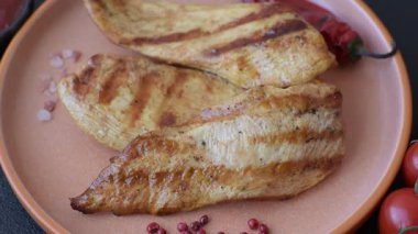 Izgara tavuk ya da hindi göğsü, sağlıklı bir öğle yemeği seçeneği. Tasarımın için ızgara tavuk bifteği.