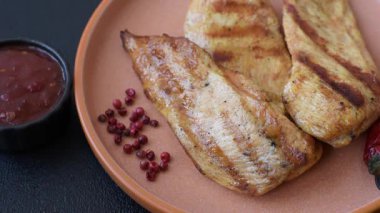 Izgara tavuk ya da hindi göğsü, sağlıklı bir öğle yemeği seçeneği. Tasarımın için ızgara tavuk bifteği.