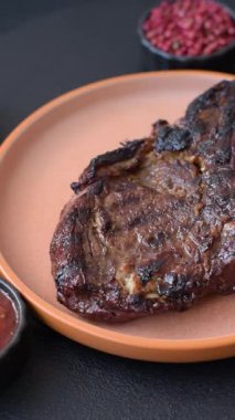 Kızarmış kemik eti, dana baltası bifteği, sulu ızgara et. Tomahawk bifteği tasarımın için yemek arka planı olarak kullanılacak..