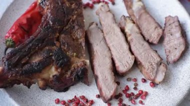 Kızarmış kemik eti, dana baltası bifteği, sulu ızgara et. Tomahawk bifteği tasarımın için yemek arka planı olarak kullanılacak..