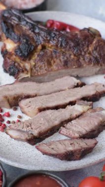 Kızarmış kemik eti, dana baltası bifteği, sulu ızgara et. Tomahawk bifteği tasarımın için yemek arka planı olarak kullanılacak..