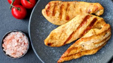 Izgara tavuk ya da hindi göğsü, sağlıklı bir öğle yemeği seçeneği. Tasarımın için ızgara tavuk bifteği.