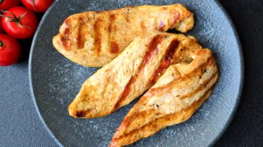 Izgara tavuk ya da hindi göğsü, sağlıklı bir öğle yemeği seçeneği. Tasarımın için ızgara tavuk bifteği.