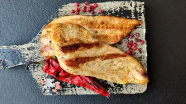 Izgara tavuk ya da hindi göğsü, sağlıklı bir öğle yemeği seçeneği. Tasarımın için ızgara tavuk bifteği.