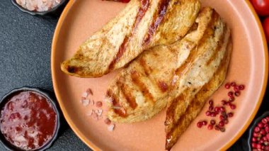 Izgara tavuk ya da hindi göğsü, sağlıklı bir öğle yemeği seçeneği. Tasarımın için ızgara tavuk bifteği.