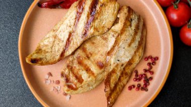 Izgara tavuk ya da hindi göğsü, sağlıklı bir öğle yemeği seçeneği. Tasarımın için ızgara tavuk bifteği.