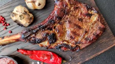 Kızarmış kemik eti, dana baltası bifteği, sulu ızgara et. Tomahawk bifteği tasarımın için yemek arka planı olarak kullanılacak..