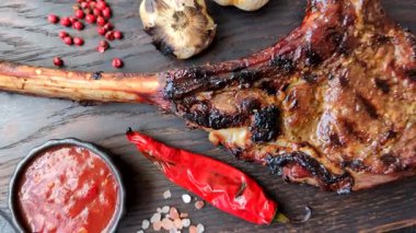 Kızarmış kemik eti, dana baltası bifteği, sulu ızgara et. Tomahawk bifteği tasarımın için yemek arka planı olarak kullanılacak..