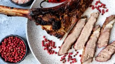 Kızarmış kemik eti, dana baltası bifteği, sulu ızgara et. Tomahawk bifteği tasarımın için yemek arka planı olarak kullanılacak..