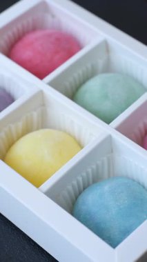Japon mochi, dondurma ya da meyveli pirinç unundan yapılmış Asya tatlısı. Farklı renklerde mochi ve yiyecek arka planı olarak meyve dolgu