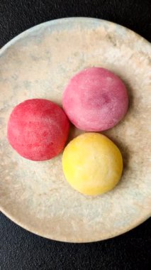 Japon mochi, dondurma ya da meyveli pirinç unundan yapılmış Asya tatlısı. Farklı renklerde mochi ve yiyecek arka planı olarak meyve dolgu