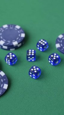 Fişler, bahisler ve kumarhanede risk içeren Dice poker oyunu. Dizaynınız için arka plan olarak zar pokeri