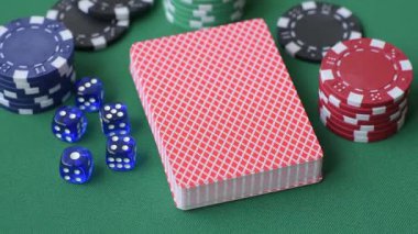Fişler, bahisler ve kumarhanede risk içeren Dice poker oyunu. Dizaynınız için arka plan olarak zar pokeri