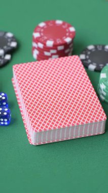 Fişler, bahisler ve kumarhanede risk içeren Dice poker oyunu. Dizaynınız için arka plan olarak zar pokeri