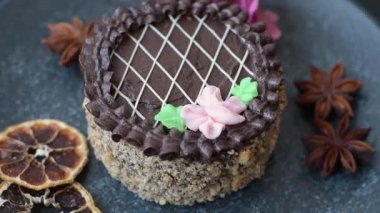 Tatlı tart, çikolatalı turta ve tabakta meyveli krema. Festival masası için çikolatalı tart tatlısı.