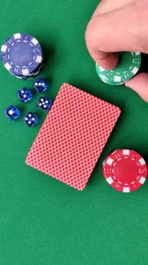 Fişler, bahisler ve kumarhanede risk içeren Dice poker oyunu. Dizaynınız için arka plan olarak zar pokeri