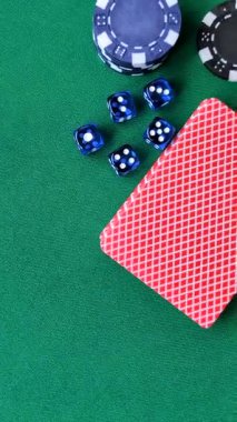 Fişler, bahisler ve kumarhanede risk içeren Dice poker oyunu. Dizaynınız için arka plan olarak zar pokeri