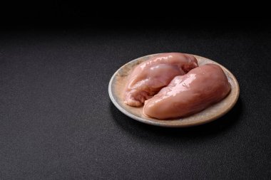 Çiğ tavuk ya da hindi göğsü, derisiz ve kemiksiz. Tavuk göğsü yüksek proteinli bir yemektir..