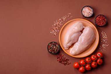 Çiğ tavuk ya da hindi göğsü, derisiz ve kemiksiz. Tavuk göğsü yüksek proteinli bir yemektir.