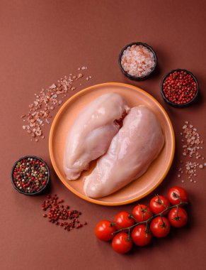 Çiğ tavuk ya da hindi göğsü, derisiz ve kemiksiz. Tavuk göğsü yüksek proteinli bir yemektir.