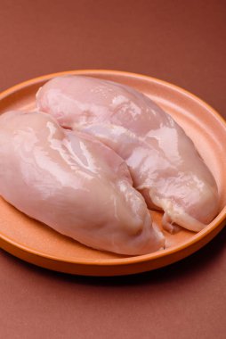 Çiğ tavuk ya da hindi göğsü, derisiz ve kemiksiz. Tavuk göğsü yüksek proteinli bir yemektir.