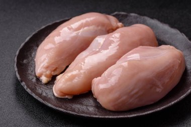 Çiğ tavuk ya da hindi göğsü, derisiz ve kemiksiz. Tavuk göğsü yüksek proteinli bir yemektir.