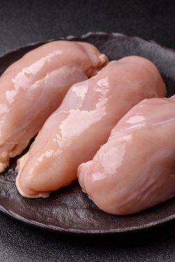 Çiğ tavuk ya da hindi göğsü, derisiz ve kemiksiz. Tavuk göğsü yüksek proteinli bir yemektir.