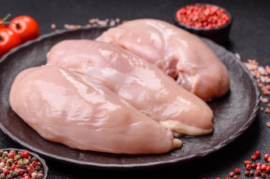 Çiğ tavuk ya da hindi göğsü, derisiz ve kemiksiz. Tavuk göğsü yüksek proteinli bir yemektir.