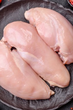 Çiğ tavuk ya da hindi göğsü, derisiz ve kemiksiz. Tavuk göğsü yüksek proteinli bir yemektir.