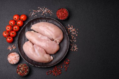 Çiğ tavuk ya da hindi göğsü, derisiz ve kemiksiz. Tavuk göğsü yüksek proteinli bir yemektir.