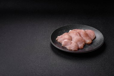 Çiğ tavuk ya da hindi göğsü dilimleri, derisiz ve kemiksiz. Tavuk göğsü dilimleri yüksek proteinli yiyeceklerdir.