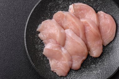 Çiğ tavuk ya da hindi göğsü dilimleri, derisiz ve kemiksiz. Tavuk göğsü dilimleri yüksek proteinli yiyeceklerdir.