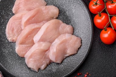 Çiğ tavuk ya da hindi göğsü dilimleri, derisiz ve kemiksiz. Tavuk göğsü dilimleri yüksek proteinli yiyeceklerdir.