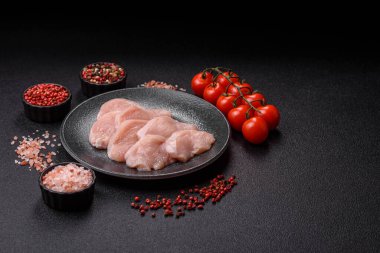 Çiğ tavuk ya da hindi göğsü dilimleri, derisiz ve kemiksiz. Tavuk göğsü dilimleri yüksek proteinli yiyeceklerdir.