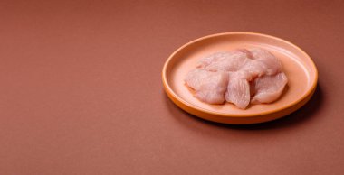 Çiğ tavuk ya da hindi göğsü dilimleri, derisiz ve kemiksiz. Tavuk göğsü dilimleri yüksek proteinli yiyeceklerdir.