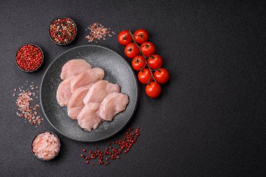 Çiğ tavuk ya da hindi göğsü dilimleri, derisiz ve kemiksiz. Tavuk göğsü dilimleri yüksek proteinli yiyeceklerdir.