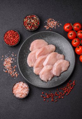 Çiğ tavuk ya da hindi göğsü dilimleri, derisiz ve kemiksiz. Tavuk göğsü dilimleri yüksek proteinli yiyeceklerdir.