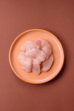 Çiğ tavuk ya da hindi göğsü dilimleri, derisiz ve kemiksiz. Tavuk göğsü dilimleri yüksek proteinli yiyeceklerdir.