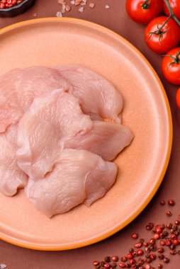 Çiğ tavuk ya da hindi göğsü dilimleri, derisiz ve kemiksiz. Tavuk göğsü dilimleri yüksek proteinli yiyeceklerdir.