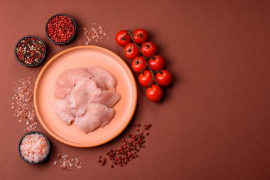 Çiğ tavuk ya da hindi göğsü dilimleri, derisiz ve kemiksiz. Tavuk göğsü dilimleri yüksek proteinli yiyeceklerdir.