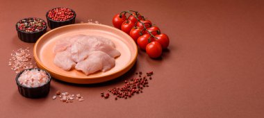 Çiğ tavuk ya da hindi göğsü dilimleri, derisiz ve kemiksiz. Tavuk göğsü dilimleri yüksek proteinli yiyeceklerdir.