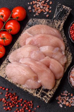 Çiğ tavuk ya da hindi göğsü dilimleri, derisiz ve kemiksiz. Tavuk göğsü dilimleri yüksek proteinli yiyeceklerdir.