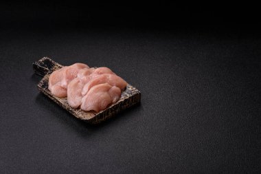 Çiğ tavuk ya da hindi göğsü dilimleri, derisiz ve kemiksiz. Tavuk göğsü dilimleri yüksek proteinli yiyeceklerdir.